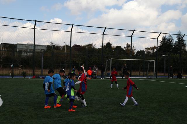 八卦媒体曝料 瓜迪奥拉外遇对象出席太太团合影